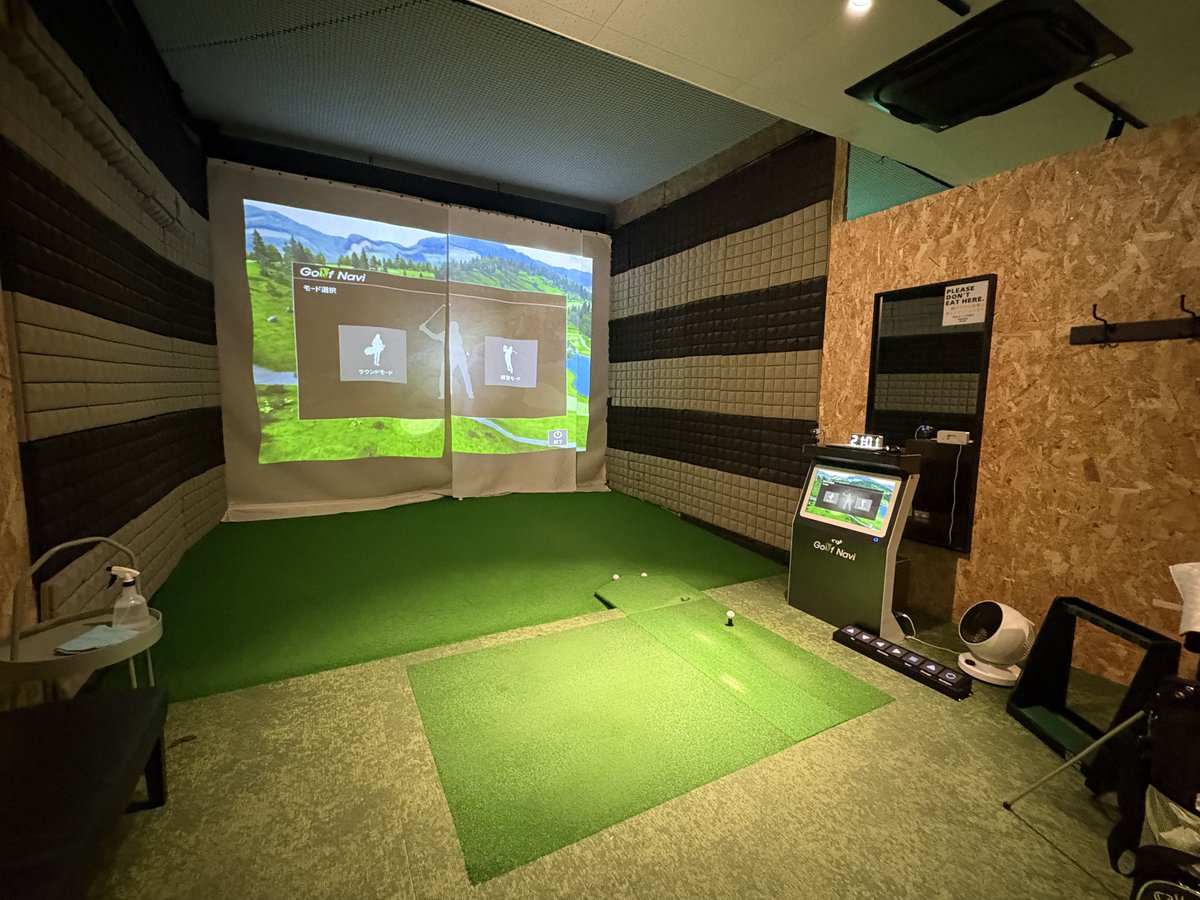 hurugolf's tweet photo. 昨日、初めてシミュレーションゴルフに行ってきました⛳️

結論、めちゃくちゃ良かったです‼️

空調が効いてて、目の前には扇風機もあったから快適すぎた😊

当たり前だけど、外の練習場と同じようにスライスが出る😂笑
まあ設備が正確ってことで！

今日も朝8時から行ってきまーす🏌️ https://t.co/LxTgb2VJRc