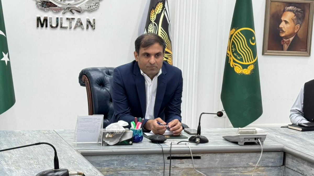 DC_Multan's tweet photo. ضلعی انتظامیہ کا عیدالاضحیٰ میگا صفائی آپریشن کے بعد گڈ گورننس اور عوامی خدمت کے سفر کا دوبارہ آغاز
 ڈپٹی کمشنر محمد نعمان صدیق کی زیر صدارت ضلعی محکموں کی کارکردگی کا جامع جائزہ اجلاس منعقد
ڈپٹی کمشنر کا تجاوزات کے خاتمے، صاف پانی کی فراہمی اور سیوریج منصوبوں پر کام کی رفتار مزید تیز کرنے کا حکم
عیدالاضحیٰ پر مثالی صفائی آپریشن سے ستھرا پنجاب ٹیموں نے شہریوں کے دل جیت لیے،صفائی آپریشن میں حصہ لینے والے تمام ورکرز ہمارے ہیروز ہیں، اعترافِ کارکردگی کیلئے خصوصی تقریب منعقد کی جائے گی، 
پنجاب ڈویلپمنٹ پروگرام کے تحت واسا کے میگا ترقیاتی منصوبوں پر تیزی سے کام جاری، برانڈ روڈ، ملتان ایونیو اور حسین آگاہی روڈ کی اپ گریڈیشن شہری ترقی کا اہم سنگِ میل ہیں۔
ڈپٹی کمشنر