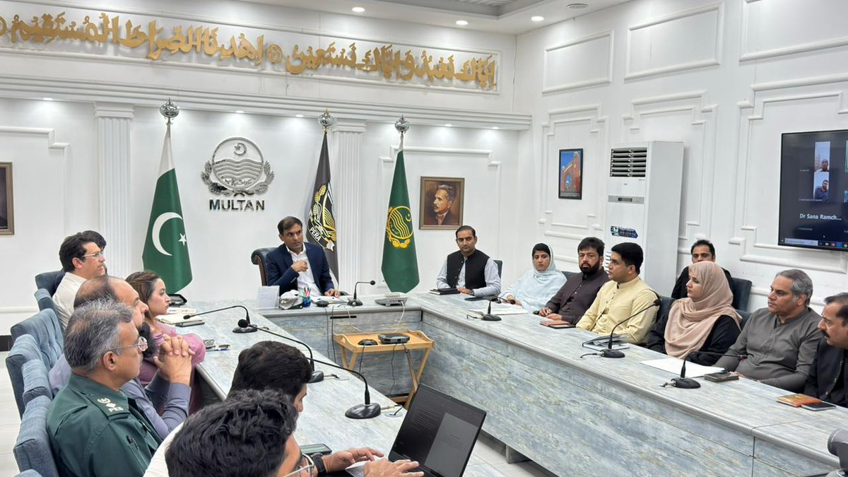 DC_Multan's tweet photo. ضلعی انتظامیہ کا عیدالاضحیٰ میگا صفائی آپریشن کے بعد گڈ گورننس اور عوامی خدمت کے سفر کا دوبارہ آغاز
 ڈپٹی کمشنر محمد نعمان صدیق کی زیر صدارت ضلعی محکموں کی کارکردگی کا جامع جائزہ اجلاس منعقد
ڈپٹی کمشنر کا تجاوزات کے خاتمے، صاف پانی کی فراہمی اور سیوریج منصوبوں پر کام کی رفتار مزید تیز کرنے کا حکم
عیدالاضحیٰ پر مثالی صفائی آپریشن سے ستھرا پنجاب ٹیموں نے شہریوں کے دل جیت لیے،صفائی آپریشن میں حصہ لینے والے تمام ورکرز ہمارے ہیروز ہیں، اعترافِ کارکردگی کیلئے خصوصی تقریب منعقد کی جائے گی، 
پنجاب ڈویلپمنٹ پروگرام کے تحت واسا کے میگا ترقیاتی منصوبوں پر تیزی سے کام جاری، برانڈ روڈ، ملتان ایونیو اور حسین آگاہی روڈ کی اپ گریڈیشن شہری ترقی کا اہم سنگِ میل ہیں۔
ڈپٹی کمشنر