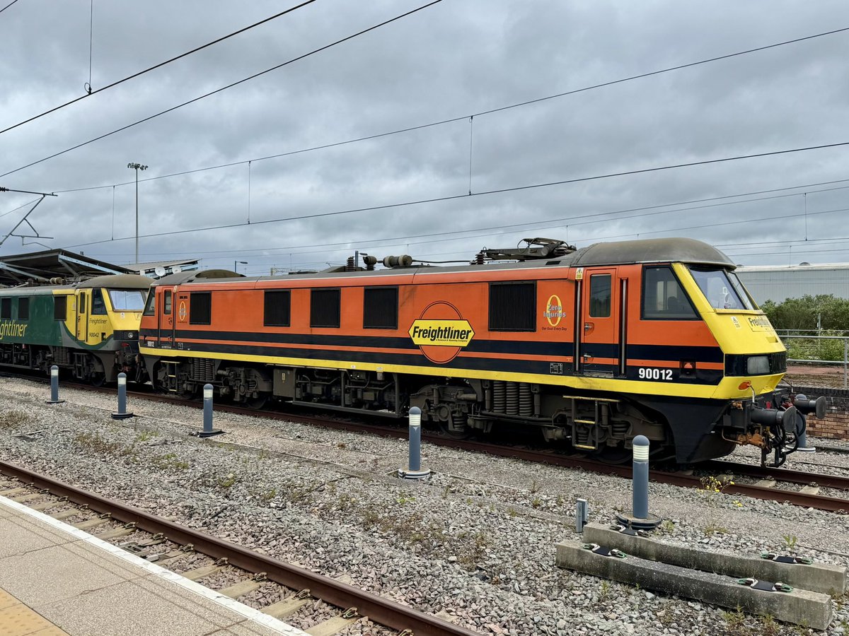 kingy69beard's tweet photo. #ElectricMonday Saw these fine pair of #Class90 locomotives stabled at Rugby a couple of weeks ago on my way up to Glasgow ! @RailFreight 90042 & 90012 https://t.co/Dc1ZhS4dgT