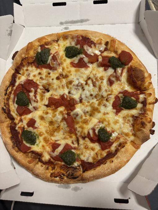 早速ピザハットのMサイズ、600円2枚買ってきたけど M2枚は流石に食いきれへんな けど1枚やと足りひん まぁしかし600円は安すぎるわ