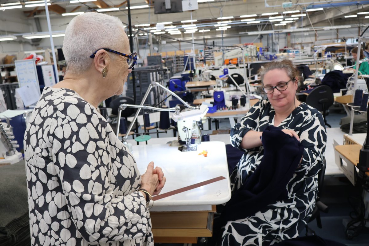Prefecture50's tweet photo. 👚Choose France : Saint-James.  Le choix de la qualité, du territoire, et du made in France depuis 150 ans

🇫🇷 À l’occasion des Journées Choose France, Françoise Gatel, Ministre de l'Aménagement du territoire et de la Décentralisation, a visité les ateliers Saint-James, dans la Manche, fleuron de l’excellence textile française.

Les Journées Choose France, du 29 au 31 mai, valorisent celles et ceux qui produisent, innovent et se développent sur le territoire. Elles soulignent le rôle des entreprises dans la création d’emplois et le dynamisme des territoires, tout en renforçant les liens entre acteurs économiques et environnement local. 

Saint-James en est une parfaite incarnation : ancrée dans son territoire, elle innove et préserve les emplois locaux.

🎙️Comme l’a déclaré la Ministre, « Porter un saint james c'est porter la France et porter son savoir faire »

L’État est présent pour accompagner les entreprises qui choisissent d’investir en France.