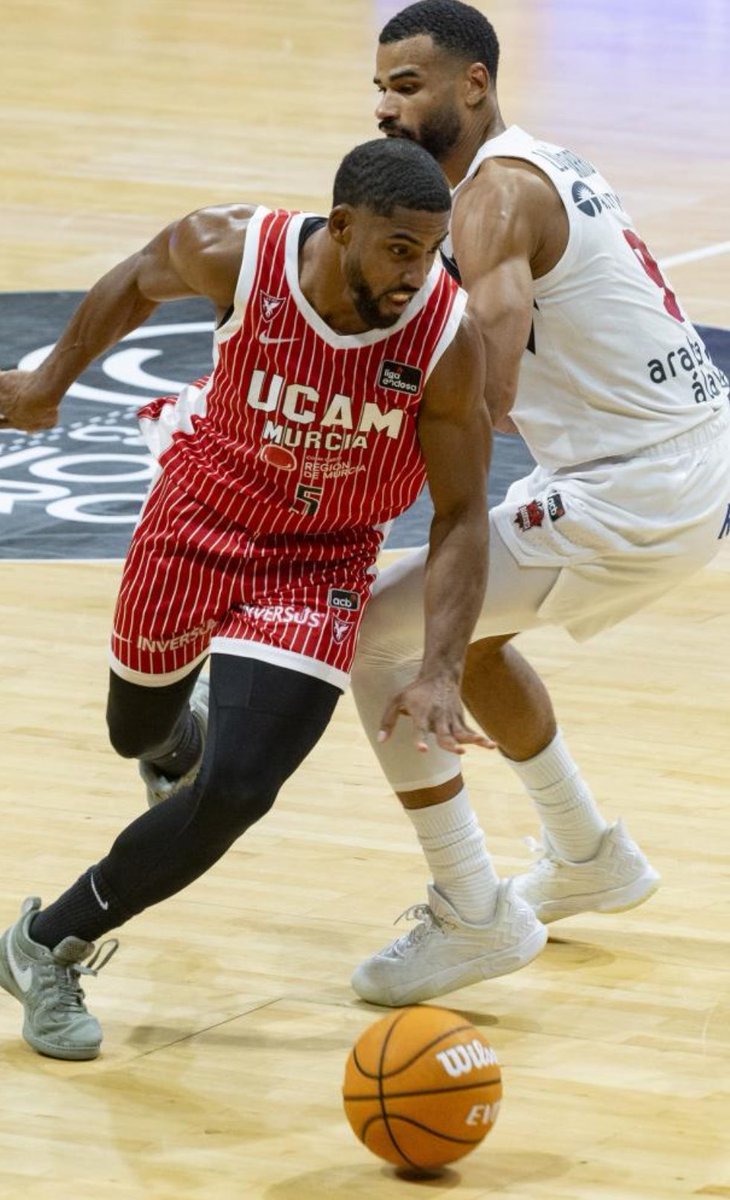 Juanki500's tweet photo. David DeJulius se convierte en el primer jugador de la historia del @UCAMMurcia en aparecer en un primer quinteto ACB de la temporada. Otros como Campazzo o Taylor aparecieron en el segundo quinteto. Augustine que fue el MVP tampoco apareció @infoCBMurcia https://t.co/xazHXm2lNS