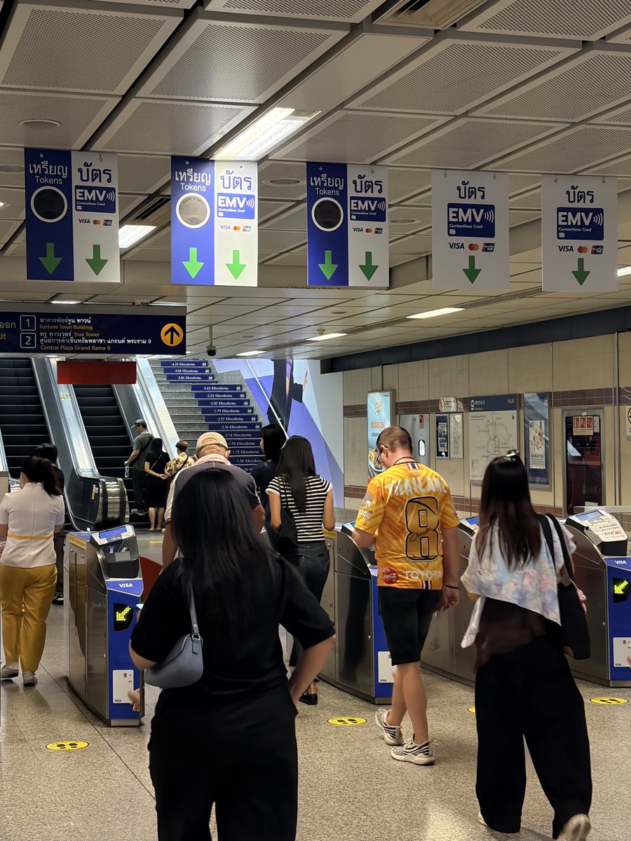 thepakja's tweet photo. นี่หรอการรับมือของ BEM ที่ยกเลิกบัตร MRT แบบเติมเงินและเปลี่ยนเป็นบัตร EMV

แล้วช่องที่รับเหรียญโดยสารกับบัตร EMV นี่คิดแล้วเนอะ ว่าจะใส่ลูกศร 2 อันแบบนั้นอะ แต่มีเกตทางออกเดียวนะ https://t.co/YiZ1653mIo