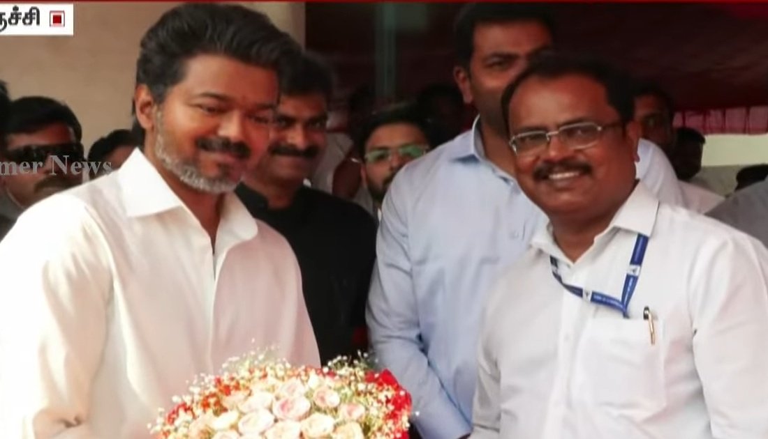 PrakazVijay_Of's tweet photo. திருச்சி விமான நிலையத்தில் அண்ணனை வரவேற்ற அதிகாரிகள்! ❤️

@TVKVijayHQ https://t.co/tS04y67nEC
