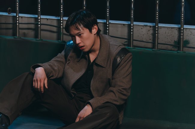justksc's tweet photo. <골드랜드> 미공개 스틸 우기 #김성철

 ‘우기’(김성철)가 위험하게 쫓기는 상황 속에서도 끝까지 ‘희주’만은 지키려 했던 모습은 두 사람의 특별한 관계성을 실감케 한다. 서로를 끊임없이 의심하면서도 결국 가장 먼저 서로를 향해 달려갔던 ‘희주’와 ‘우기’. 단순한 동업 관계를 넘어 애틋한 남매 케미를 완성하며 과몰입을 또 한 번 유도한다.
https://t.co/fYQY25bYuq