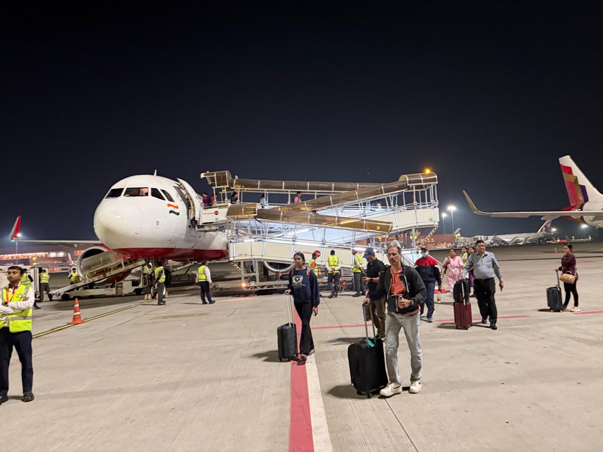 SachinV_Incture's tweet photo. Proud to see @airindia continuously raising the bar.
A simpler, more convenient deboarding experience this time, and seamless BYOD entertainment experience onboard. Every time I fly with Air India, I notice something improving. Small changes. Better experiences. A stronger India. https://t.co/LRbFAwD9Nk