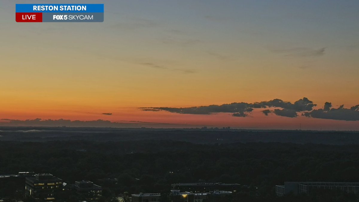 cesar_wx's tweet photo. A nice sunrise out at Reston, VA. Brisk start but we warm up quite nicely! https://t.co/CRCrI9xQsZ