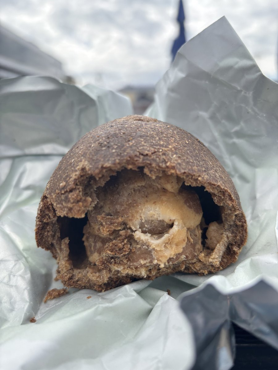 BiffEagleburger's tweet photo. #lunchtweet roggebroodbolletje met spek en baars vulling 👀 https://t.co/6tv8nq4GSE