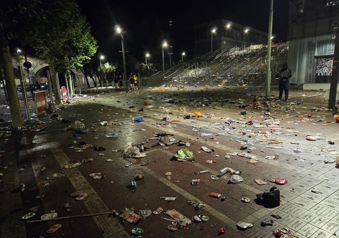 sohoneil's tweet photo. @afcmattx so guessing arsenal fans left the streets clean and tidy https://t.co/xh8D1rHZ7A