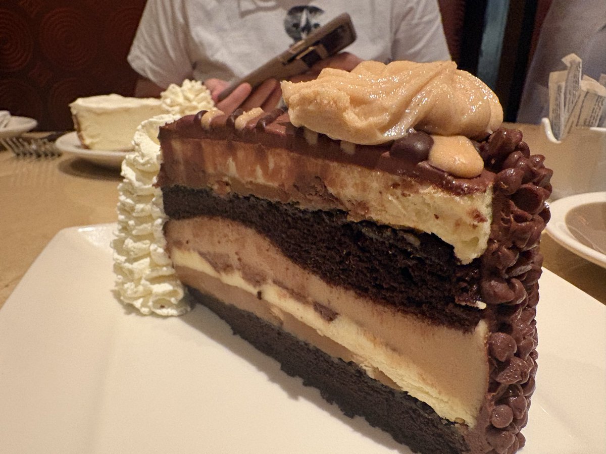katsu443's tweet photo. カフェにきて
やんちゃなケーキにしたら
2000円のヌテラの塊だったよ https://t.co/oCUENXAjLX