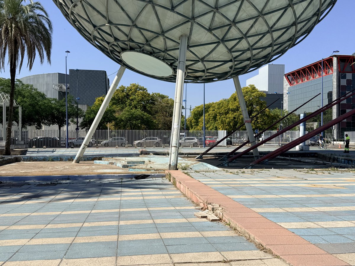 ale_neo_'s tweet photo. Puente de la Barqueta. Bola climática, alcorques, farola vela. Así se mantiene La Cartuja. Del canal, ni hablamos. @Ayto_Sevilla @jlsanzalcalde https://t.co/JwOVXfKFMg