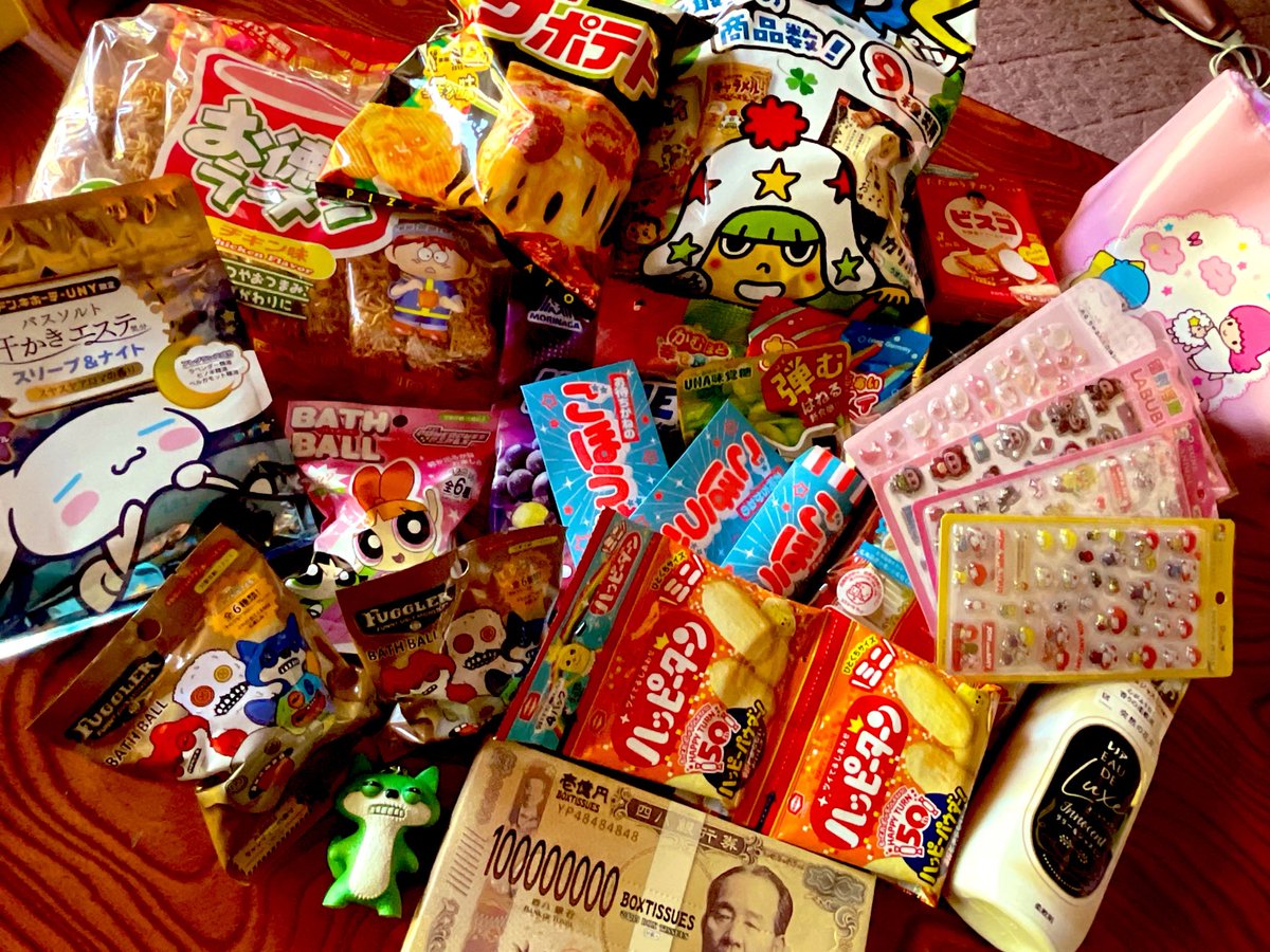 mr___128's tweet photo. 暑すぎてアイロンさぼって
天パのままお出かけ（笑）
妹にリアルモアナ言われて
軽くディスられた(  ◜ཫ◝)ｳﾞｯ
せめてアリエルにして？🧜‍♀←

てかたくさんお菓子やら
入浴剤やら送られてきたー！
ありがとー🥰❤️

さぼり気味だった荒野
本日から再活動します。
ミッション終わったら落ちます。笑 https://t.co/TqLgzXUVtT