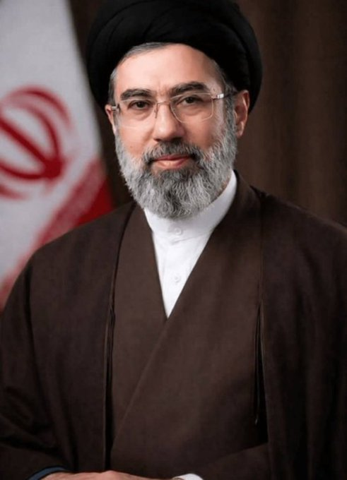 fathqareeb's tweet photo. هو ليس السيد مجتبى،  
بل هو الإمام الخامنئي حفظه الله https://t.co/QAMyyLCgUP