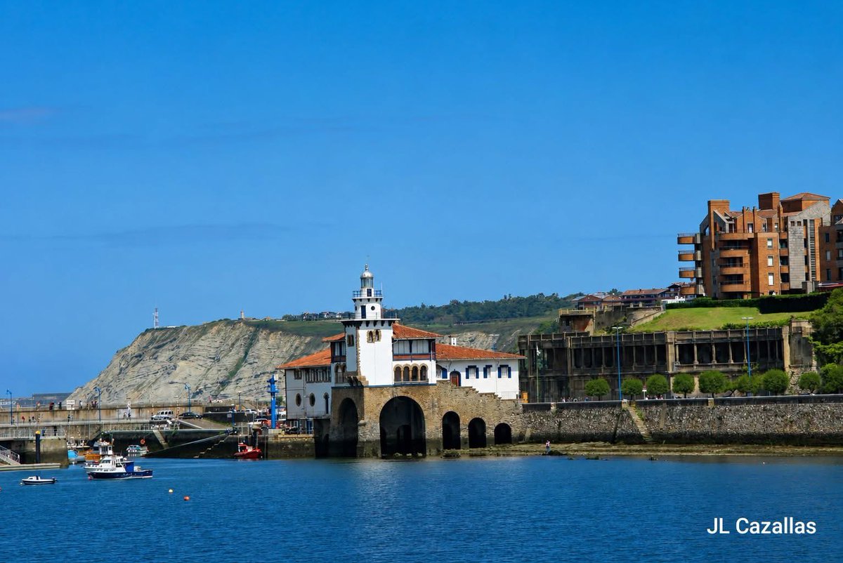 martinetxa's tweet photo. Faro en el puerto viejo de Algorta https://t.co/eK41Xkz7UR