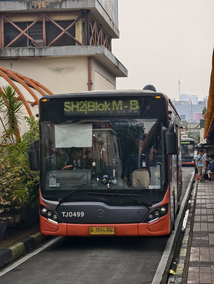 rada_capek's tweet photo. Trip Report 
Trans Jakarta SH 2 
Rute : Blok M - St KA Bandara Soekarno Hatta 
TJ 0499 
B7684TGC
01 Juni 2026

"RP 3,500 Sampai Bandara"

Catatan :
- Bukan untuk yang buru-buru
- Worth for money daripada naik pesona solar negara tarif Rp 80K rute yg sama
- Interval per 20 menit https://t.co/nZNNXhXp4F