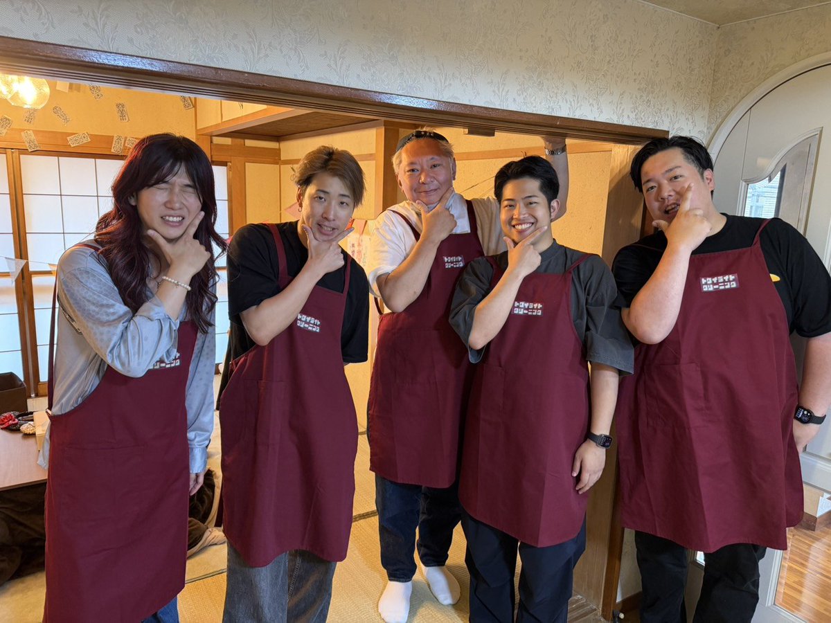 suzukiosamuchan's tweet photo. 昨日、仲間たちと「根津一軒家清掃」に行ってきました。
清掃体験？と思った方もいるかもですが、ただ掃除をするイベントではありません。

新たなイマーシブ体験。
本当に清掃する一軒家の前に集まり、自分たちで鍵をあけてはいっていくんです。
そこで、エプロンつけて、紙に書いてある指示に従いながら、古い一軒家の中を掃除していくのですが、、、
それが、ある謎解き体験になっていくんです。。
この先、何が起きるかわからない。。。
みんなでドキドキしながら、
まるで、名探偵津田のように、謎を解いていく！
いやーー、おもしろい！！！
日本で、こんなエンタメ経験できるのか！

自分たちの行��によって見える景色が変わったり。
まるで映画やドラマの中に入り込んだような感覚。
参加者全員が同じ体験をするわけではなく、それぞれが違うものを見て、違う発見をしているのも面白い。
終わった後はみんなで答え合わせで大盛り上がりでした。

これを作ったセカイ君にも、終わったあと話を聞けて
めちゃくちゃ衝撃の事実が！！

掃除という誰もが知っている行為を入り口にして、こんな体験が作れるのかと驚きました。

終わった後もしばらく余韻が残る、とても面白い体験。

近所の人はあの家の中で、まさか、こんなエンタメが行われているとは思わないだろうな！
最高です！