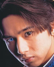 kirintosiden's tweet photo. 【衝撃】現代では絶対に放送できないドラマ「銀狼怪奇ファイル」の内容がヤバすぎた

■事件概要（1996年）
「銀狼怪奇ファイル」とは日本テレビ系列で放送されていたドラマ
↓
主人公の耕助は心優しい高校生
↓
しかし、ある事件をきっかけに、主人公の耕助の内面にIQ220をほこる『銀狼』という人格が芽生える
↓
耕助は銀狼の天才的な頭脳を駆使して事件に立ち向かうという内容
↓
本作は謎が謎を呼ぶ奥深い展開や不気味な演出、そして主演を務めた堂本光一さんの抜群の演技力が話題となり、平均視聴率は23.9％を記録する大ヒット作品に
↓
しかし、作中では「手首を鎌で切断する」「目にハサミを突き刺す」などの残虐なシーンが多数登場した
↓
その結果、人気と並行してテレビ局には多数のクレームが寄せられた
↓
また、本作は1997年に一度再放送されたが、その過激すぎる内容から「実際に起きた事件を連想させる」として打ち切られる事態に

■視聴者の反応
・けっこうホラー要素強めだけど面白かった印象
・なんか原作と全然違う内容だった気がする
・昔のドラマは改変めちゃくちゃ多かったよな
