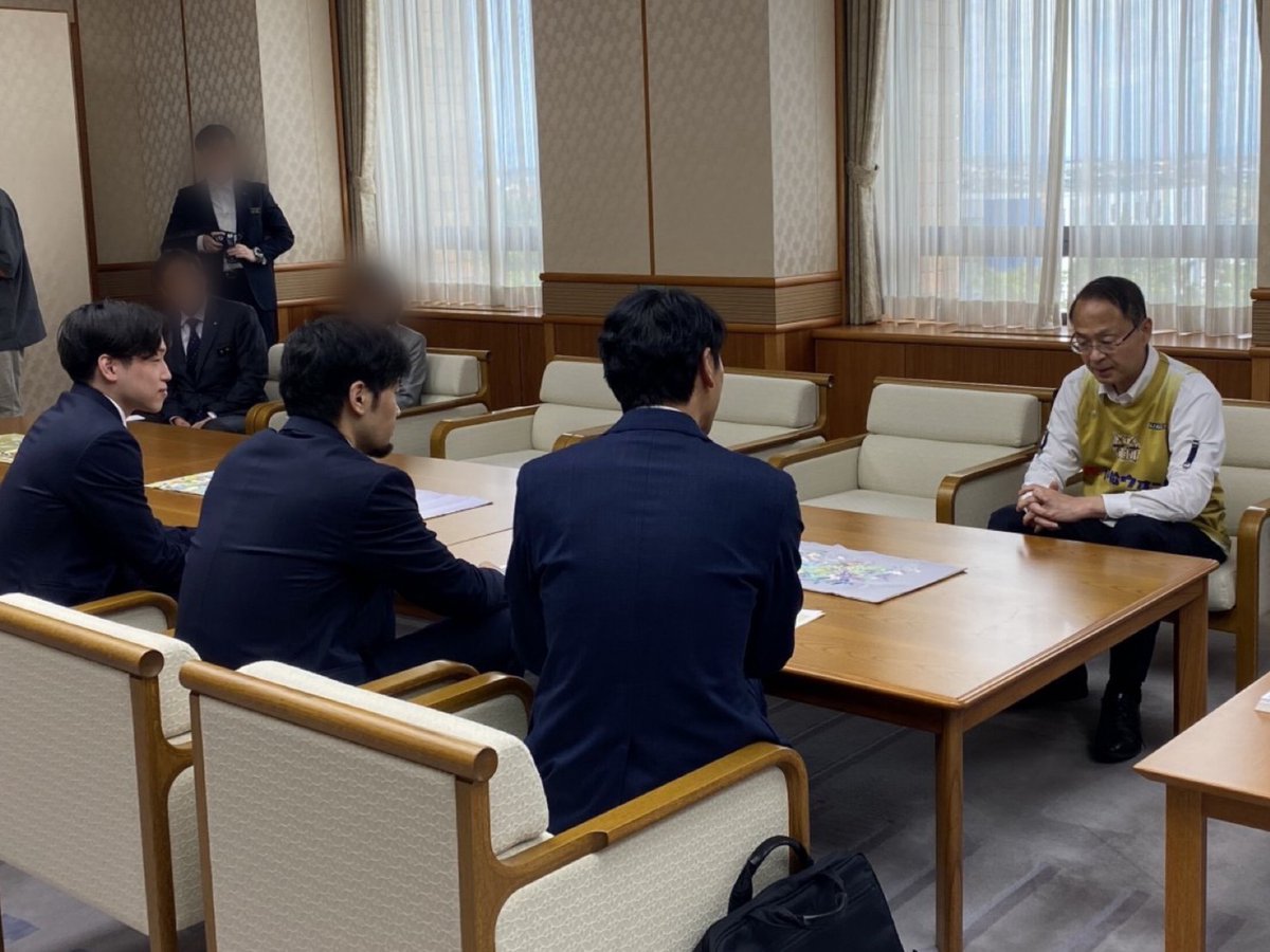 SAMURAIZ_K's tweet photo. 【表敬訪問】
5月29日（金）に #酒井達晶 選手と #市橋歩 選手、西出代表が石川県庁を表敬訪問し、今シーズンの活動報告と今後の抱負をお伝えしました。
また今シーズンのホームゲームでは、主にいし��わ総合スポーツセンターを使用させていただき、そのお礼も併せてお伝えしました。
#山野之義 知事から温かい激励のお言葉をいただき、チーム一同さらなる飛躍を誓いました。

#サムライズ 
#WeRise 
#WeRaise 
#WeAreSAMURAIZ