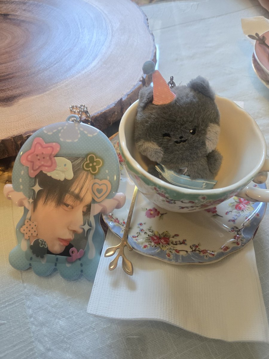 Alwaysintears's tweet photo. Woongnini tea party https://t.co/6XZzzckEoP
