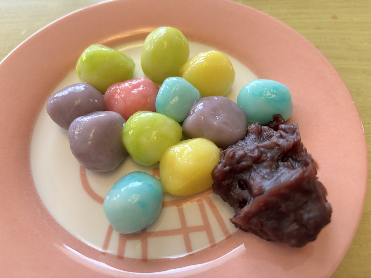 ayananonadiary's tweet photo. 昨日長女がパパと作ってくれた白玉（白とは🤔笑）
朝から「早くおだんご作りたい〜」って楽しみにしてて、夜は布団の中で「ねえママ、今日のおだんご美味しかったね」とつぶやいて寝た🍡いい一日だったね〜 https://t.co/lB71Qc326q