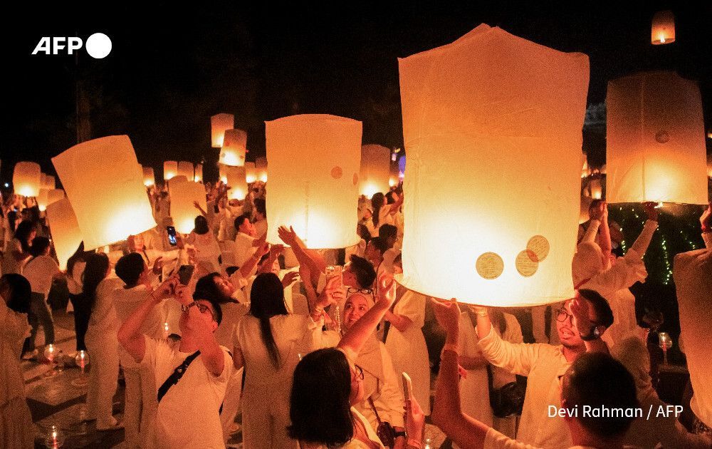 AFP's tweet photo. People release lanterns during Vesak celebrations at Borobudur Temple, the world’s largest Buddhist monument and a UNESCO World Heritage Site, in Magelang, Indonesia.

Vesak commemorates the birth, enlightenment and death of the Buddha, believed to have occurred during the full moon of the Vesakha month in the ancient Indian lunar calendar

📸 Devi Rahman and Aditya Irawan