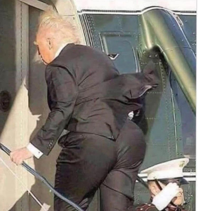 DavidHinkle90's tweet photo. Trump absolutely hates this photo! 

If you love Trump, he'd appreciate it if you didn't repost it...! 🤣 https://t.co/hviXR9j12m