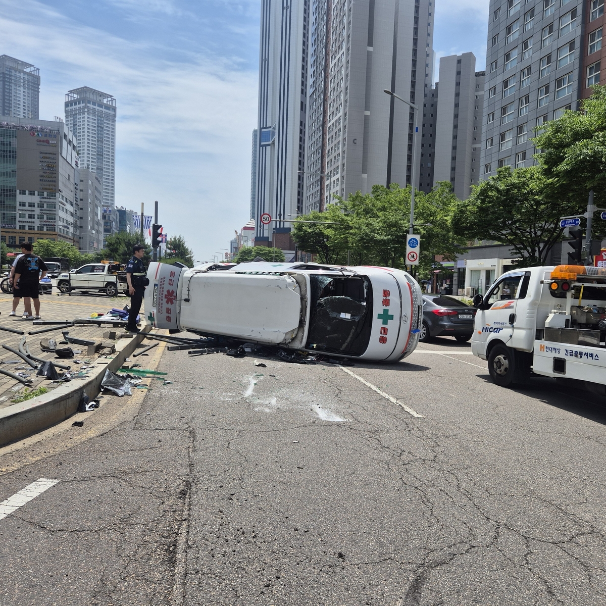 yonhaptweet's tweet photo. 환자 이송 사설구급차 신호위반하다 사고…1명 사망·6명 부상
https://t.co/icpjTMsFum https://t.co/LngIxuvJfV
