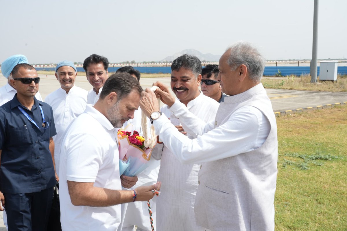 ashokgehlot51's tweet photo. आज किशनगढ़ एयरपोर्ट पर नेता प्रतिपक्ष श्री राहुल गांधी का स्वागत किया। 

राजस्थान की पावन भूमि पर आपका हार्दिक स्वागत एवं अभिनन्दन है। @RahulGandhi https://t.co/XIMruCiVwo