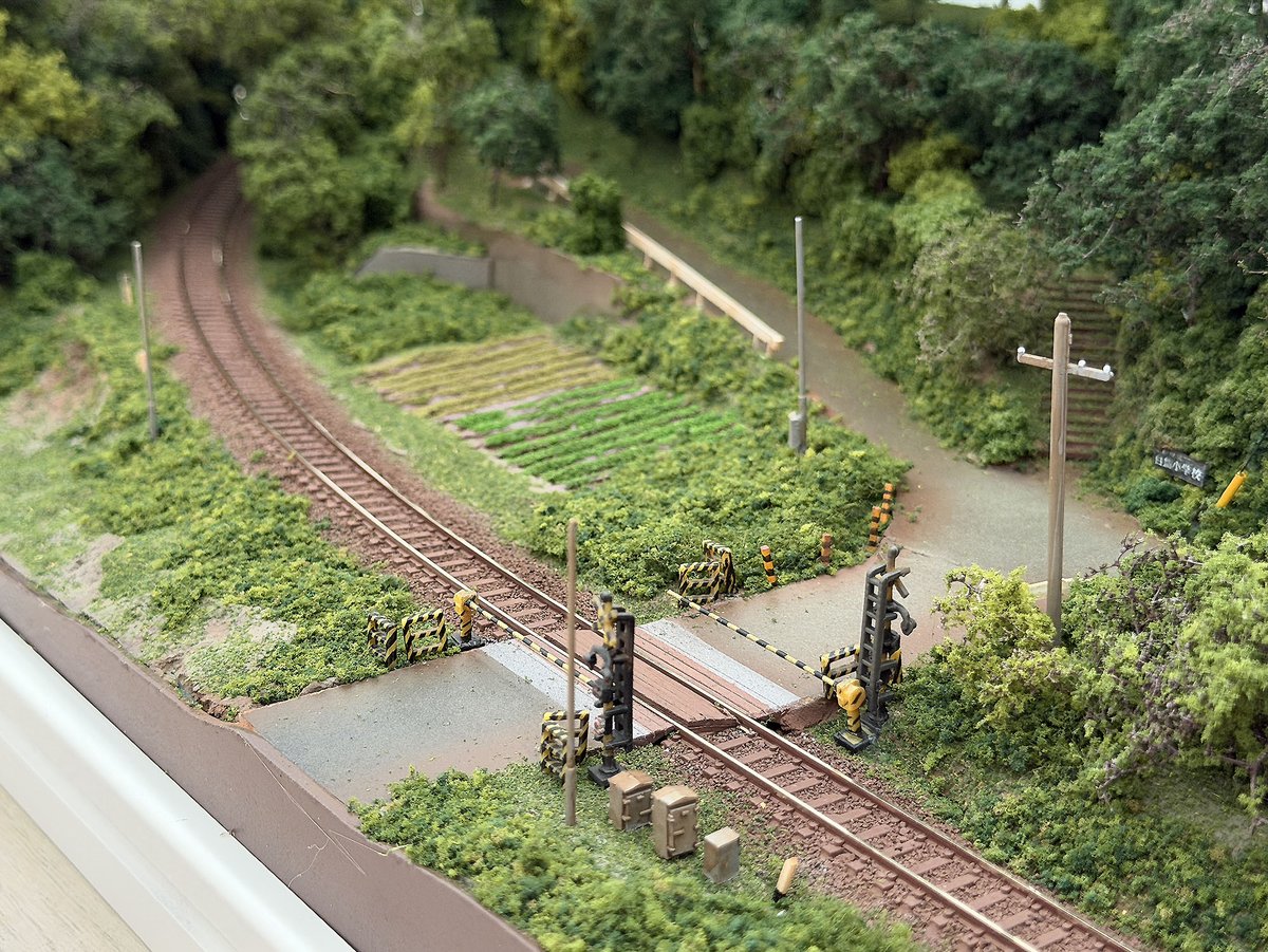 jun1163's tweet photo. 小湊鐡道ジオラマ「上総大久保駅」近くの踏切！ https://t.co/rUAjI6c6W6