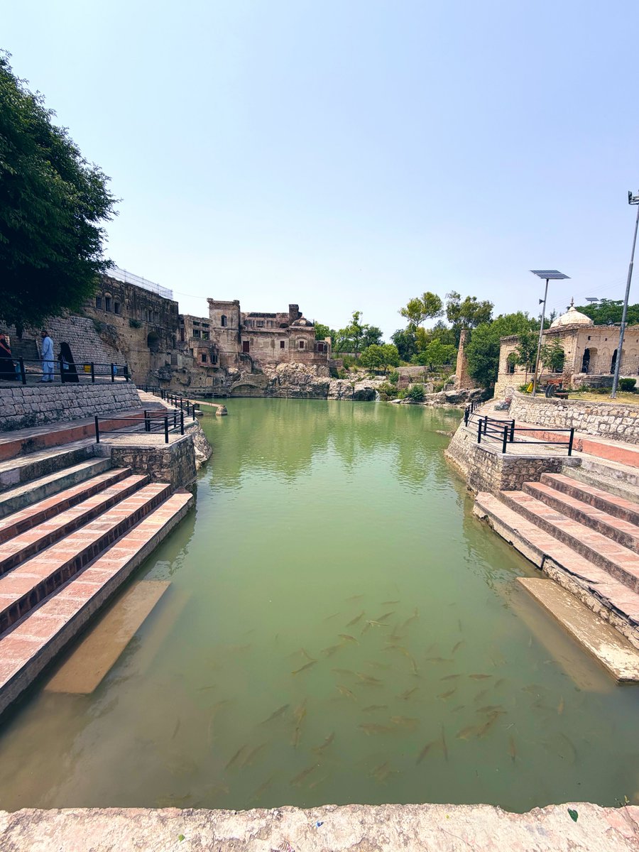 powanisan's tweet photo. 昨日はまたパキスタン国内にあるヒンドゥー教の寺院も尋ねてみまして、歴史を感じる建物にたくさんの魚が泳いでる池があって趣がありました。また一般公開していない建物内を外国人だからと色々見せてくれまして教養が深まりましたが、写真には写ってない高台の絶景ポイントへの階段で息が絶えました笑 https://t.co/pfs0ca0sv7