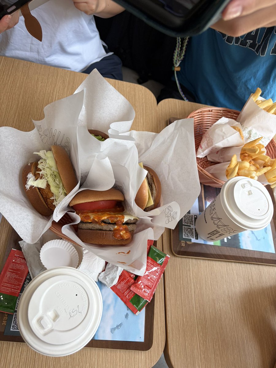 23miz's tweet photo. ランチはモスバーガー https://t.co/MPIHoo5uzO