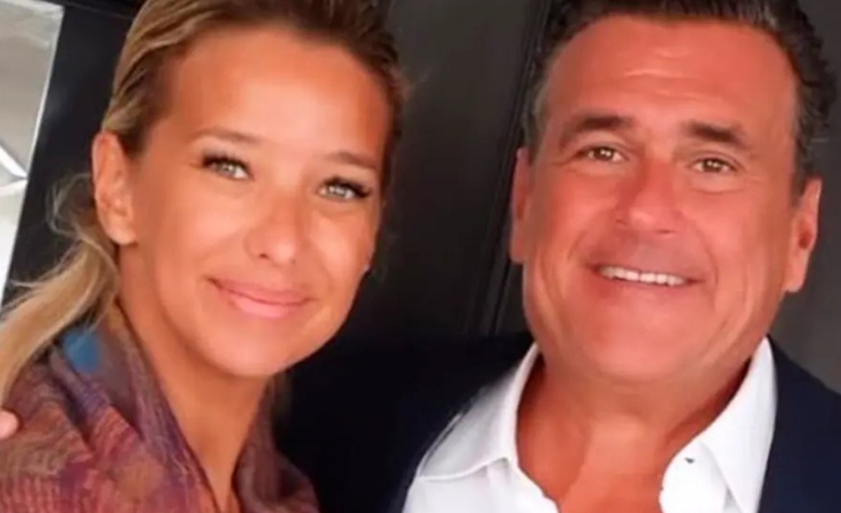 GlamoramaCL's tweet photo. Cómo Claudia Schmitd ha vivido el cáncer de piel de su marido en privado: ahora publicó fuertes imágenes en su impotencia ante la desinformación e incluso broma de Vasco en Primer Plano
https://t.co/lXpWEmw03J https://t.co/5LrOMVufJT