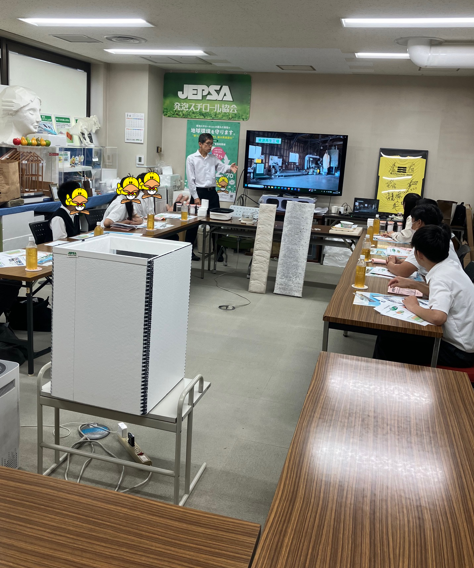 jepsa2010's tweet photo. 5月29日（金）は・・・
兵庫県　神戸市立吉田中学校
の生徒さんが来てくださいました。
発泡スチロールって、意外とＥＣＯなんですよ
＃発泡スチロール協会
＃EPS
＃神戸市立吉田中学校 https://t.co/UmLvBBwg5d