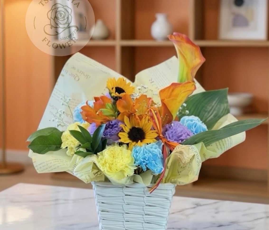 tutiyaflower's tweet photo. さわやかなフラワーギフト💛🩵🧡

＃ひまわり　＃カーネーション　＃カラー　＃アルストロメリア　＃カスミ草　＃フラワーアレンジメント　＃フラワーギフト　＃つちやフラワー　＃島田市　＃花屋 https://t.co/QHeW04Q2pN