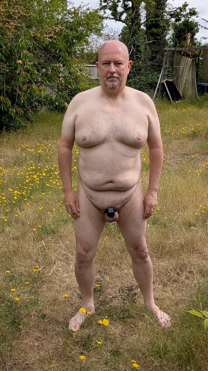 AndrewExposes's tweet photo. It was another lovely day. Who needs clothes https://t.co/rDF5RIIpn3
