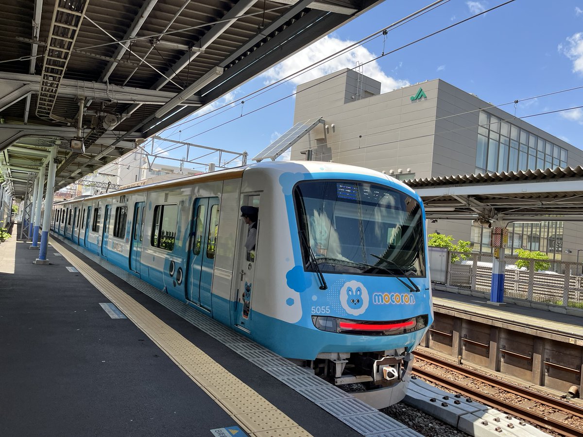 codaimon's tweet photo. 20260511 小田急のよくわからんキャラ「モコロン」。(最初マカロンかと思った。)命名の由来は「モコ」は「もこもことした見た目」、ロンは「ロマンスカー」(AI調べ)。あまり合ってない気がする。 #小田急 #モコロン #odakyu #mocoron https://t.co/yuoZ7450e0