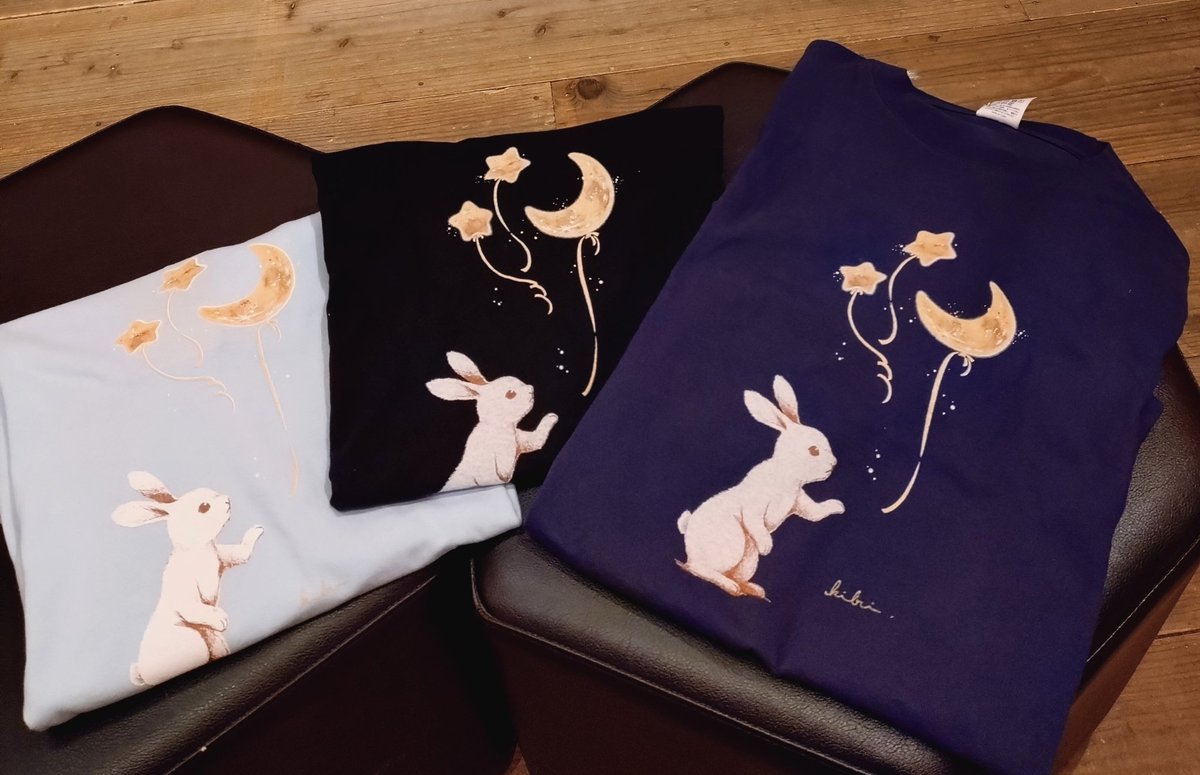info_how's tweet photo. カッコE Tシャツ、
kibiさんの新作「Floating Moon」
追加されました！

浮かぶ月と星の風船に
うさぎが手を伸ばしています🎈
ライトブルー、インディゴ、ブラック
の３色展開👕

6/4(木)〜
ギャラリーでご覧ください！ https://t.co/LVGFPVhBdf