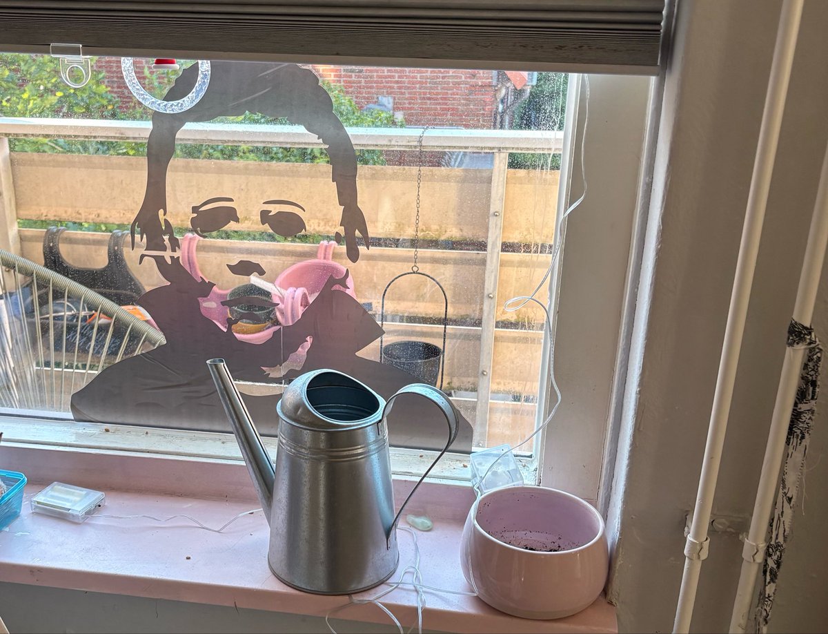 finalsnaps's tweet photo. i always feel like somebody is watching me https://t.co/53ydO5tIqn