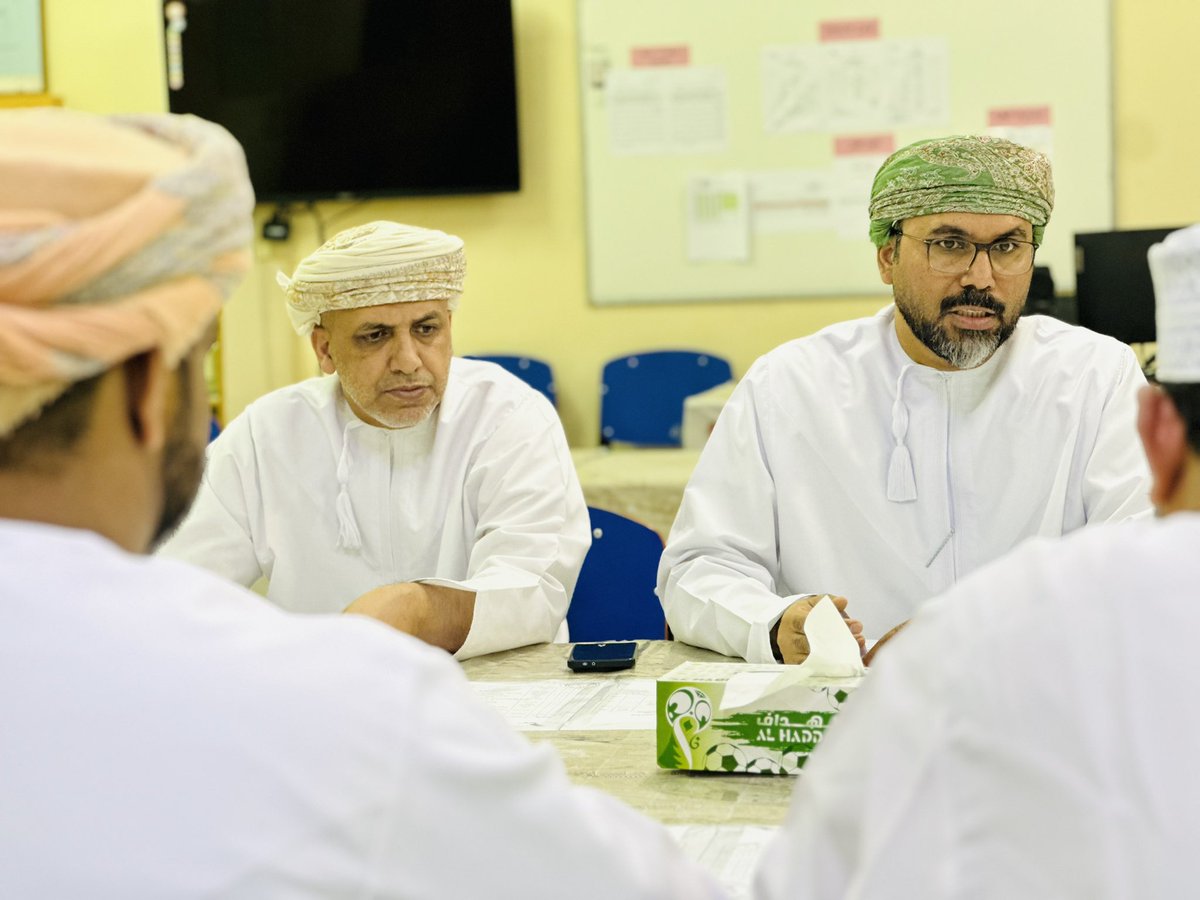 EduGovSbt3335's tweet photo. 🟨 اجتماع 
في إطار الاستعداد لفترة الاختبارات النهائية،اجتمع الأستاذ سعيد الفاخري مدير المدرسة بسائقي الحافلات،وذلك لمناقشة تنظيم سير النقل المدرسي وضمان انسيابية الحضور والانصراف خلال فترة الاختبارات ويأتي هذا الاجتماع تأكيدًا على الحرص على توفير بيئة مدرسية آمنة ومنظمة للطلبة🚌 https://t.co/BKnujyLxOz