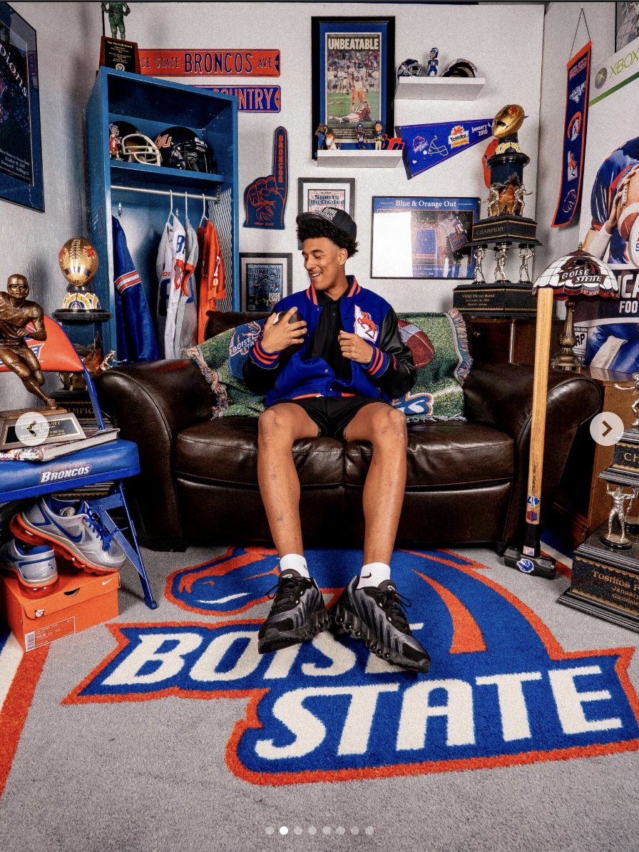 LarsHanson's tweet photo. Puyallup (Wash.) athlete J'Isaiah Mitchell on his official visit to Boise State this weekend

Top 10 ranked prospect in the 2027 class from the state of Washington based on 247Sports' rankings. Also has a visit to Washington State set up for June 5-6. https://t.co/idNlLoyjMr