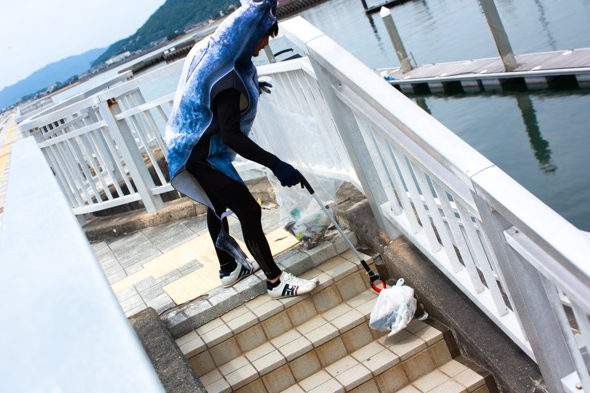 D_ANGLERS's tweet photo. #ゴミ拾いで釣り場を守ろうin和歌山マリーナシティ
昨日、5/31(日)に和歌山マリーナシティの大波止にて
清掃活動を実施しました。
今回は、時間的都合もあり北側のみの清掃となりました。

よくMCを清掃活動をしてくださっているやすさんBONさん曰く、今回は少ない方だよ
ということでした。

箱のまま捨てられたり、一部袋にまとめていたりと
様々な捨て方がありましたが、やはり「タバコ吸い殻」が圧倒的でした。
また、電池類も多く、次回以降は電池用回収袋も携帯することに。

今回、告知もあまりできなかったにも関わらず集まってくださった方々に感謝申し上げます！！

また、ごみについても快く回収してくださいました
株式会社フィッシングママックス　和歌山インター店様
大変ありがとうございました。

今年の秋ごろにもう一度和歌山マリーナシティにて清掃活動を実施いたします。

皆様、ぜひご参加くださいませ。

#ボランティア清掃
#フィッシングマックス
#和歌山マリーナシティ
#ゴミ拾いで釣り場を守ろう