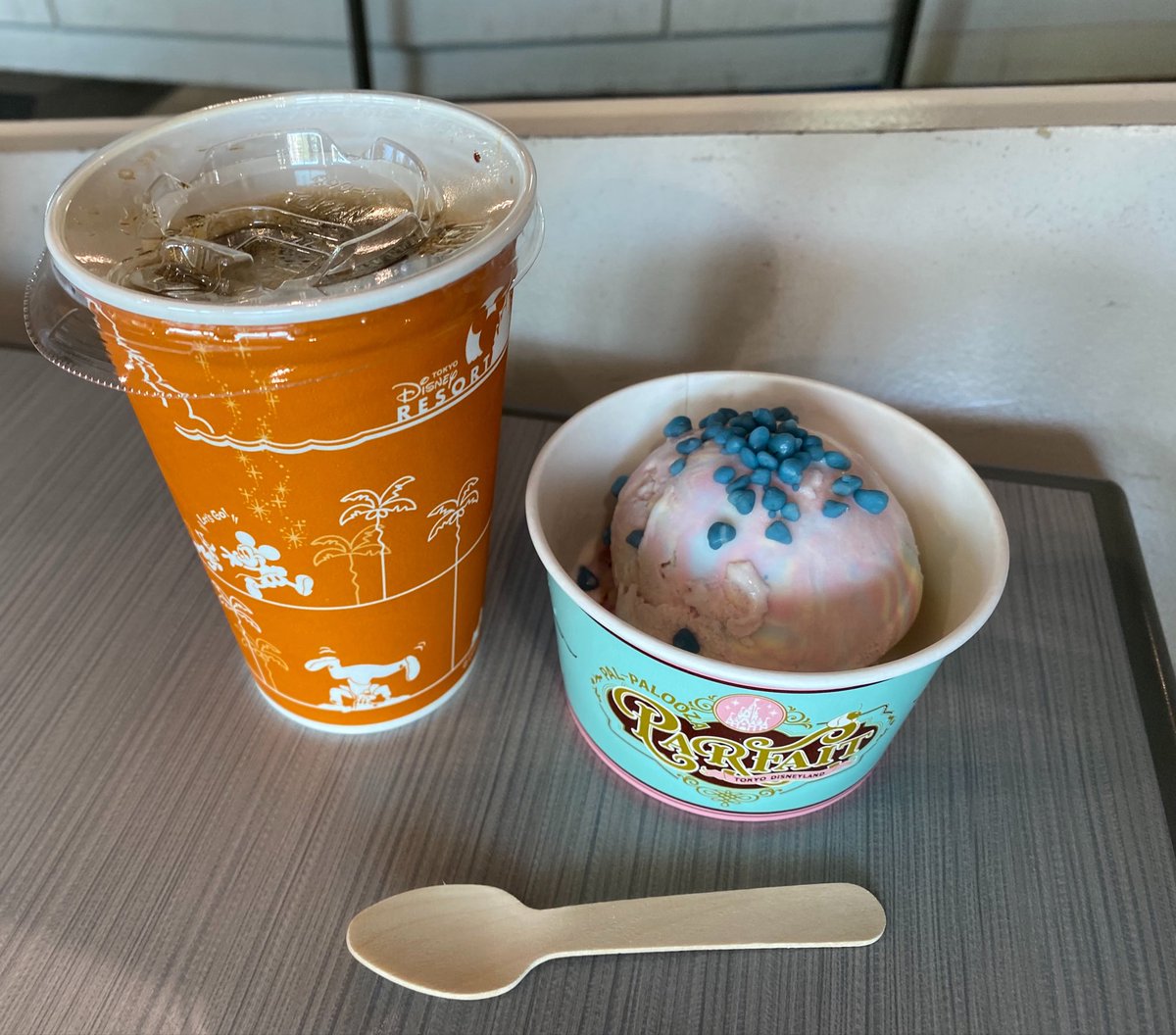 Topolin0415's tweet photo. アイスコーヒー、アイスクリームコーンの方が苦味があり好きです。スイートカフェは酸味が強く薄く感じますHa-ha! https://t.co/6cy6PU79l4