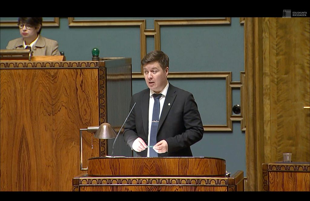 KustosRy's tweet photo. ”Herää väkisinkin kysymys, onko nyt kokoomus kaivanut pöytälaatikostaan edellisen kokoomusjohtoisen hallituksen laatiman kuntakartan, joka tähtää yli 200 kunnan lakkauttamiseen. Silloin kokoomus pyrki tavoitteeseen kyseenalaistamalla lainsäädännöllä pienten ja keskisuurten https://t.co/N0Rhlm3Cp1