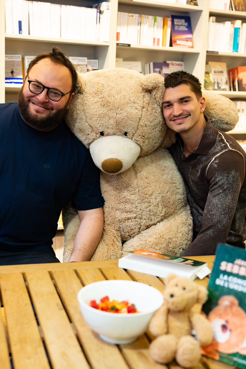 JeremySebbane's tweet photo. Vous etiez très nombreux jeudi soir à ma rencontre-dédicace à la librairie l’Acacia et je tiens à tous vous remercier. J’avais beaucoup imaginé ce moment où nous nous retrouverions autour de ce texte. L’enthousiasme naissant pour ce livre très personnel  me touche.#lcdlo🧸 https://t.co/VJg9eMlN7X