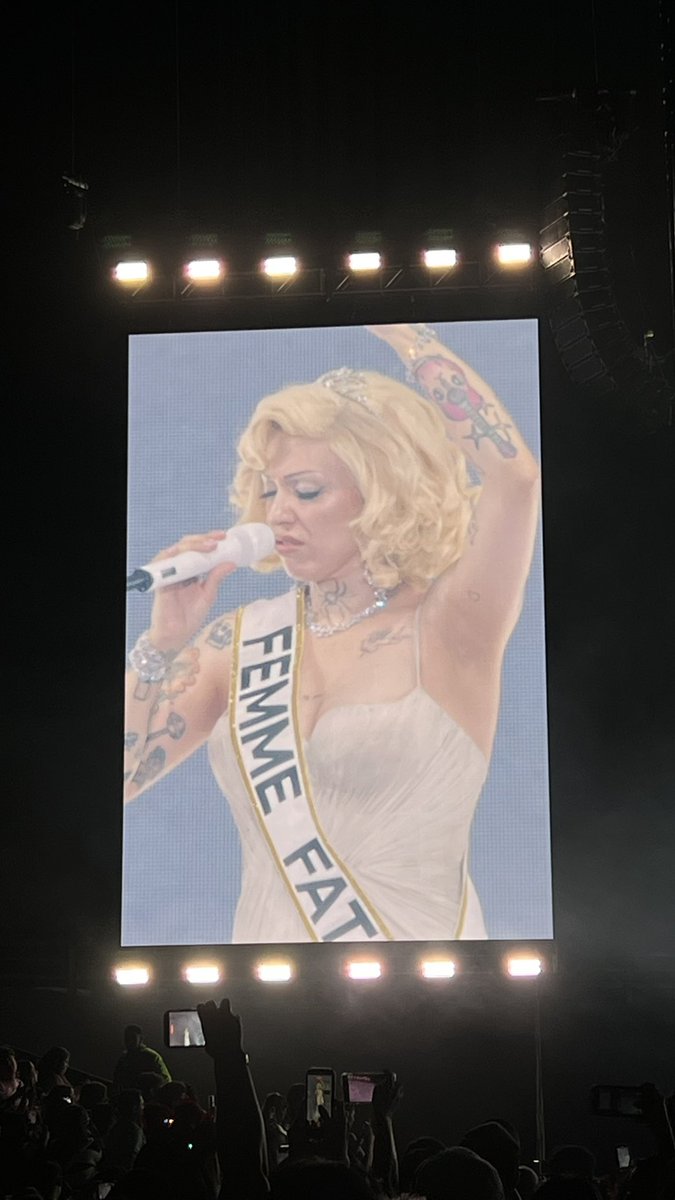 vaalvn_'s tweet photo. Femme Fatale Tour es una experiencia audiovisual maravillosa en todos los aspectos. Gracias @monlaferte por compartirnos ese arte en el escenario, un show tan increíble y por darnos lo mejor de ti. Lloré, reí y bailé, fui muy feliz hoy. 🥹❤️❤️ https://t.co/7OiH8VTiTP