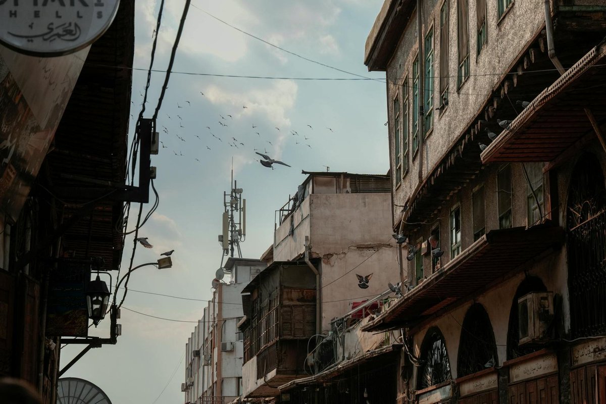 AfricTelegraph's tweet photo. La Syrie appelle Trump à lever les sanctions : Al-Charaa plaide pour un dégel économique complet afin de relancer son économie dévastée et attirer les investissements étrangers nécessaires à la recon… #Afrique #MoyenOrient #AhmadAlCharaa #CaesarAct #Damas https://t.co/ljIxcnLBMS https://t.co/lPi9oZCqeh