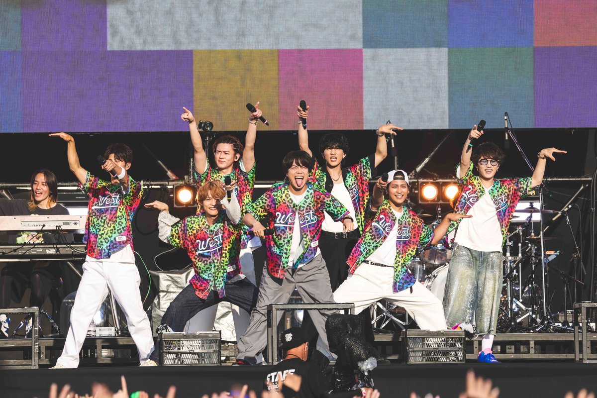 oricon's tweet photo. WEST.、メトロック2026で成長感じる🌈
 「メンバーの背中がすごく大きくなっている」

＼知らんけど／ ＼知らんのかい！／
セットリストに込めた想い

神山智洋はピアス穴 全部埋めて「気合い」
濵田崇裕「There are so many hands.」

🎤7人のコメント全文
https://t.co/zWnXysIBWP

#WESTꓸ https://t.co/7t9LDWtTIz