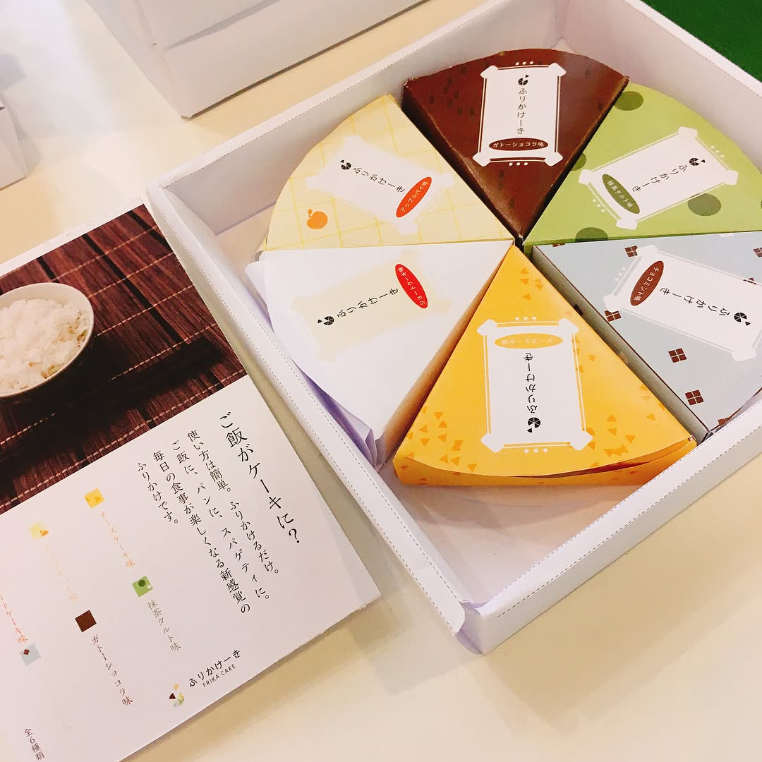graphicdesignkd's tweet photo. 【学生作品】
ごはんがケーキに？
テーマは○○×○○。アイデアをかたちに。 https://t.co/j7C0R13Ngg