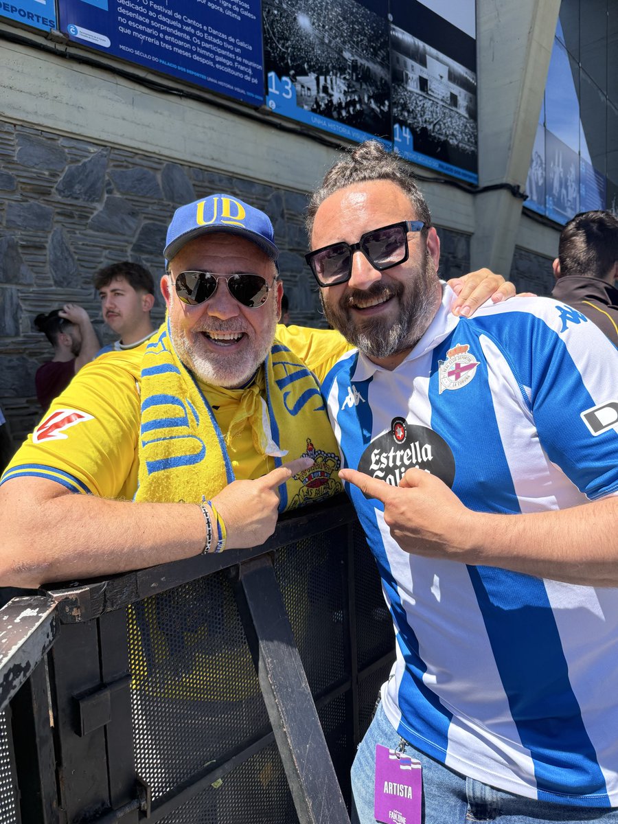 TinoTelde's tweet photo. Coruña nos abrió las puertas, y su afición nos abrió el corazón.

Gracias a la afición hermana del Dépor por el cariño, el respeto, el trato recibido y por esos buenos deseos de vernos acompañarles en Primera División.

Desde el sábado en Riazor, el @RCDeportivo y la @UDLP_Oficial quedan unidos por mucho más que dos leyendas eternas como Valerón y Manuel Pablo. Quedan unidos por una forma de entender el fútbol: con sentimiento, respeto, memoria y pasión.

Volvemos a casa con tres puntos, sí. Pero también con la mochila llena de afecto, gratitud y sueños por cumplir.

Gracias por todo lo vivido, AFICIÓN. 💛💙

+3
Seguimos creyendo.
¡SÍ SE PUEDE!

#DeporLasPalmas
#arribadellos
#PlayOff
#NuncaTuSolaCaminaras